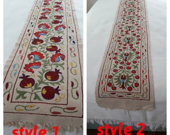 手刺繍のスザニテーブルランナー：ウズベキスタンシルクの花飾り（50 x