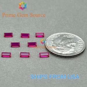 Peut inclure: Plusieurs pierres précieuses rectangulaires rose foncé. Les pierres sont présentées à côté d'une pièce de monnaie américaine pour comparaison de taille. Le fond est de couleur gris clair uni. Le texte "Prime Gem Source" est visible en haut à gauche.