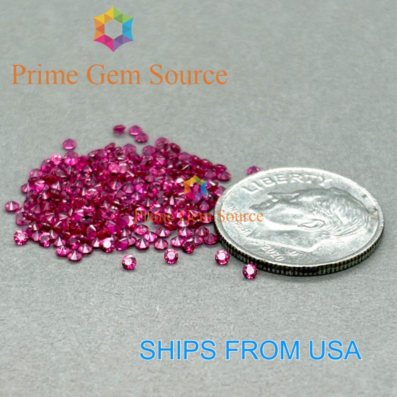 Pu&ograve; includere: Un mucchio di piccole gemme rosa brillante e sfaccettate accanto a una moneta da dieci centesimi americana. Le gemme sono sparse su una superficie grigia. Il testo "Prime Gem Source" &egrave; in alto a sinistra.
