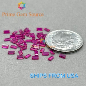 Può includere: Una collezione di piccole gemme rettangolari color magenta sparse su una superficie grigia, accanto a una moneta da dieci centesimi americana. Le gemme sono probabilmente rubini. Immagine di Prime Gem Source.