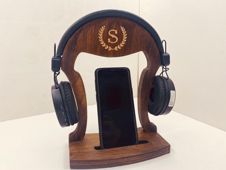 Despite what some people think, storage shouldn’t be boring or plain, especially for a stylish person like the special neat freak in your life. With the room of your own text or initials, it can keep his headphone tidy and is cool enough to be displayed on his desk. Keep his man cave organized with this thoughtful gift for boyfriend today! 