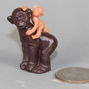 Mamá chimpancé con bebé, chimpancé con bebé, chimpancé de juguete kinder con bebé, chimpancé con juguete baby Kinder, juguete kinder coleccionable