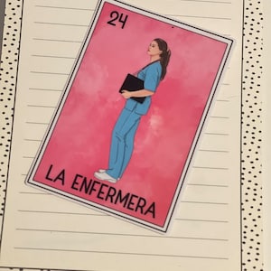 Puede incluir: Una tarjeta rosa y blanca con una mujer con uniforme azul sosteniendo un portapapeles negro. La tarjeta tiene el n&uacute;mero 24 y el texto "LA ENFERMERA" en la parte inferior.