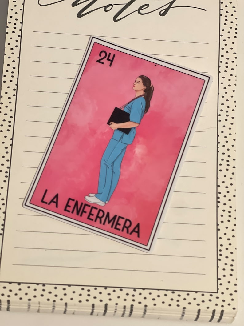 Puede incluir: Una tarjeta rosa y blanca con una mujer con uniforme azul sosteniendo un portapapeles negro. La tarjeta tiene el n&uacute;mero 24 y el texto "LA ENFERMERA" en la parte inferior.