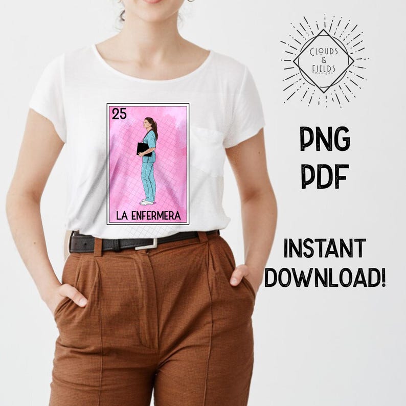 Peut inclure: Un t-shirt blanc avec une illustration rose et blanche d'une femme en uniforme d'infirmi&egrave;re tenant un presse-papiers. L'illustration est dans le style d'une carte de Loteria mexicaine traditionnelle. Le texte "25" et "LA ENFERMERA" sont imprim&eacute;s sur la carte.