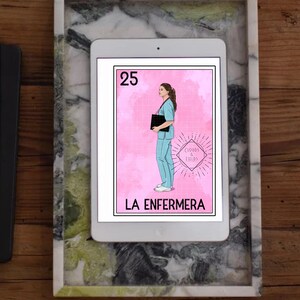 Peut inclure: Une carte rose et blanche avec le num&eacute;ro 25 et le texte "LA ENFERMERA" en noir. La carte pr&eacute;sente une illustration de dessin anim&eacute; d'une femme portant un uniforme bleu et tenant un presse-papiers. La carte est intitul&eacute;e "Clouds & Fields".