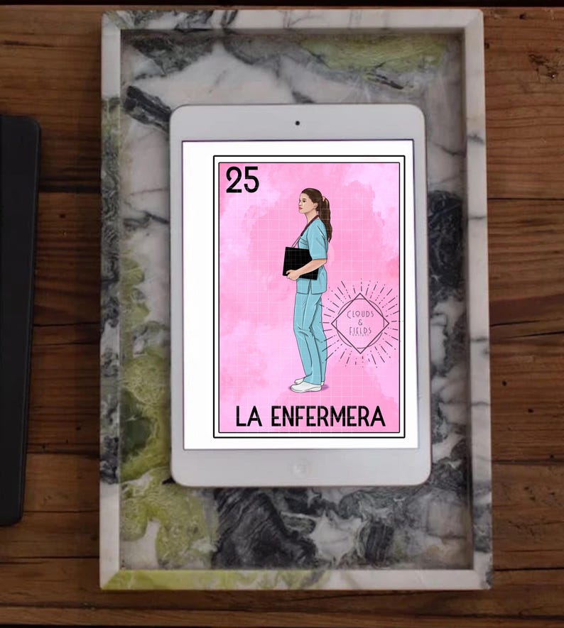 Peut inclure: Une carte rose et blanche avec le num&eacute;ro 25 et le texte "LA ENFERMERA" en noir. La carte pr&eacute;sente une illustration de dessin anim&eacute; d'une femme portant un uniforme bleu et tenant un presse-papiers. La carte est intitul&eacute;e "Clouds & Fields".