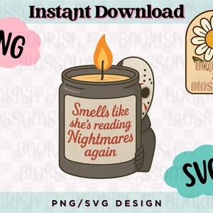 Puede incluir: Diseño digital de una vela en un tarro con una llama encendida. La vela tiene el texto "Smells like she's reading Nightmares again". Un personaje con una máscara de hockey está detrás de la vela. Incluye archivos PNG y SVG.