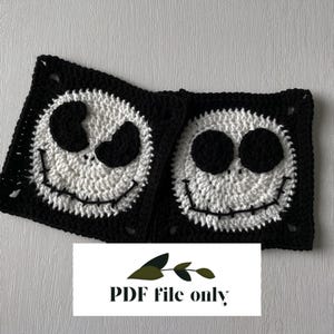 Op de afbeelding: Twee zwarte en witte gehaakte vierkanten met een Jack Skellington-gezichtsontwerp. De tekst "PDF file only" is afgedrukt op een wit label onder de vierkanten.