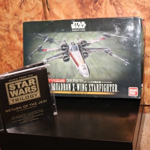 X-Wing Fighter + El regreso del Jedi CD Banda sonora Empire Strikes Back Vintage Star Wars Luke Skywalker R2D2 Bandai Model Kit