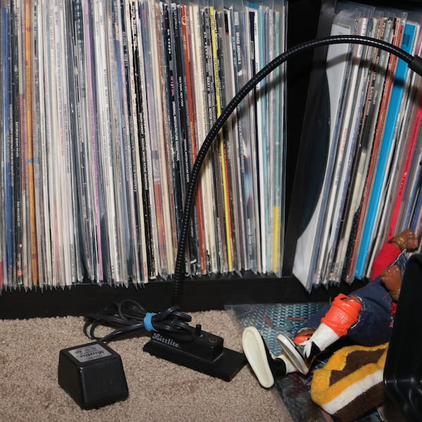 LITTLELITE (1989) Lampe DJ pour table de mixage et platine vinyle utilisée dans une discothèque dans les années 1980 Testée vintage style design col de cygne Spaceage