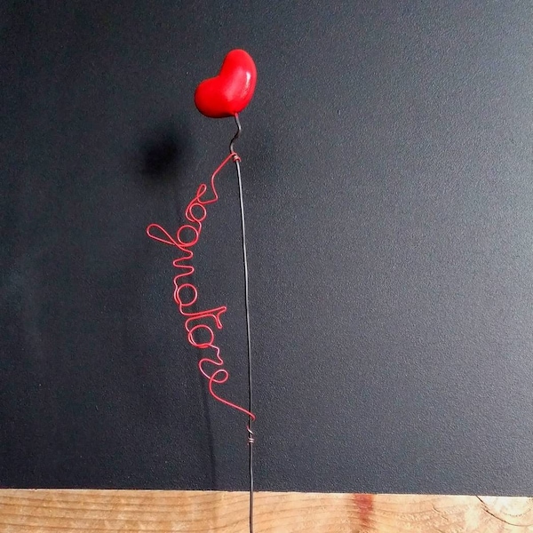 Scultura moderna artistica con cuore rosso in fil di ferro, base in legno, Cuore Sognatore, regalo fidanzata, sorella