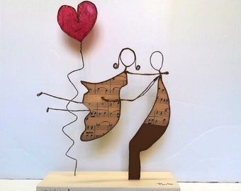 Scultura moderna in spago animato e carta musica antica, Gioia di Vivere, regalo coppia, matrimonio, anniversario, cuore