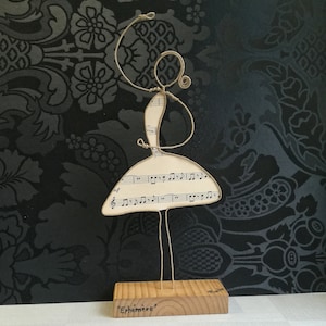 Scultura moderna in spago kraft animato e carta musica antica, Ballerina, regalo maestra ballo, danza, cameretta bambina, regalo fidanzata