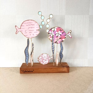 Scultura moderna in spago animato e carta fantasia, Conversazione tra pesci, regalo coppia, amica, sorella, scultura di carta e poesia