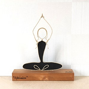 Scultura moderna in spago animato e carta, yoga girl, regalo per fidanzata, maestra di yoga, scultura di carta e poesia
