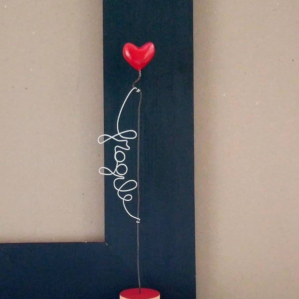 Sculpture artistique conceptuelle moderne avec coeur rouge en fil de fer et base en bois, Coeur Fragile, cadeau petit ami, maman