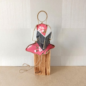 Scultura moderna artistica in spago animato kraft e carta fantasia, Ragazza che legge un libro, regalo fidanzata, migliore amica, sorella