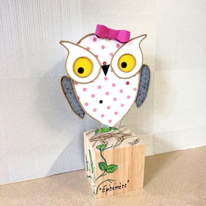Scultura moderna in spago animato e carta, Civetta a pois, scultura di carta e poesia, regalo per collezione