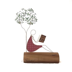 Scultura moderna in spago animato e carta fantasia, leggere all'ombra di un'albero, scultura di carta e poesia, libri, regalo compleanno