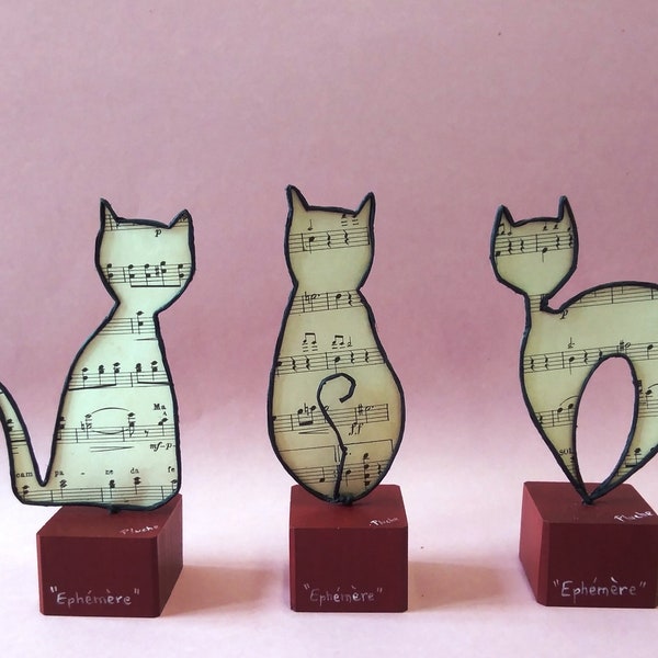 Scultura moderna in carta musica antica e spago animato, Tre gatti, regalo migliore amica, casa nuova, scultura carta e poesia