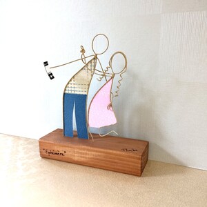Scultura moderna in fil di ferro e carta, Coppia selfie, scultura di carta e poesia, regalo per fidanzati, coppia, compleanno