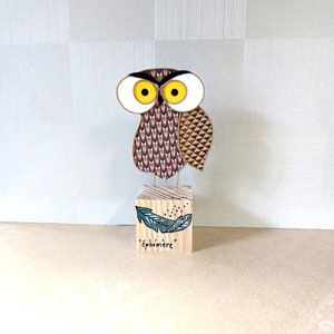 Scultura moderna in spago animato e carta, Civetta piumata, scultura di carta e poesia, regalo per collezione, festa della mamma