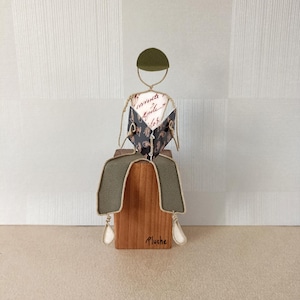 Scultura moderna artistica in spago animato kraft e carta fantasia, Ragazzo che legge un libro, regalo per fidanzato, migliore amico
