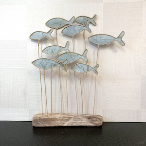 Scultura moderna in spago animato e carta di riso su base in legno, Pesci azzurri, Scultura di carta e poesia, regalo per casa nuova