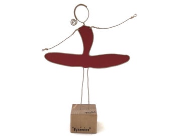 Sculpture moderne en ficelle kraft armée et papier cartonné rouge, ballerine, cadeau pour petite amie