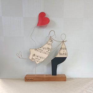 Scultura moderna in spago animato e carta musica antica, Gioia di Vivere, regalo coppia, matrimonio, anniversario, cuore