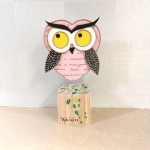 Scultura moderna in spago animato e carta, Civetta rosa, scultura di carta e poesia, regalo per collezione, regalo mamma