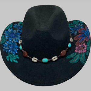 手描きのヴィーガンスエードカウボーイハット FLOWERS ミュージックフェスティバルファッション サイズ57