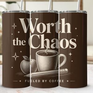 Diseño PNG para vaso térmico Worth the Chaos, diseño de sublimación Teacher Coffee, descarga digital para vaso térmico delgado