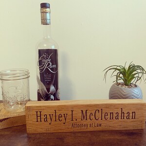 Placa de identificação personalizada para mesa em formato de barril de bourbon: decoração de escritório gravada a laser