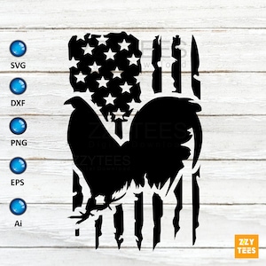 Può includere: Una silhouette in bianco e nero di un gallo in piedi davanti a una bandiera americana usurata. La bandiera ha un campo di stelle bianche e strisce rosse e bianche.