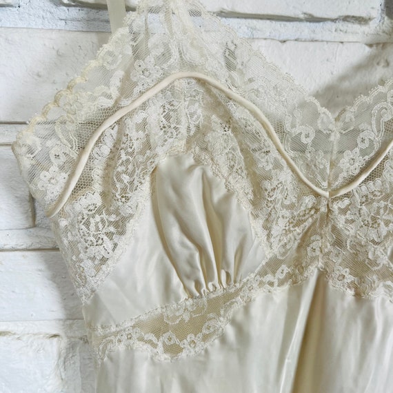 VTG 40s LADY LYNNE White Lace and Piping Full Sli… - image 3