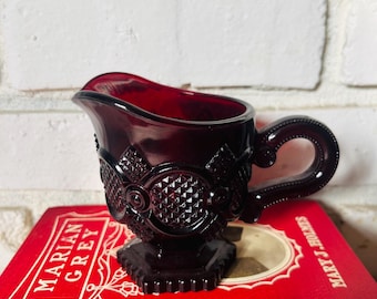 Jarra para crema de vidrio prensado color rojo rubí intenso, colección Cape Cod de Avon, 1876.