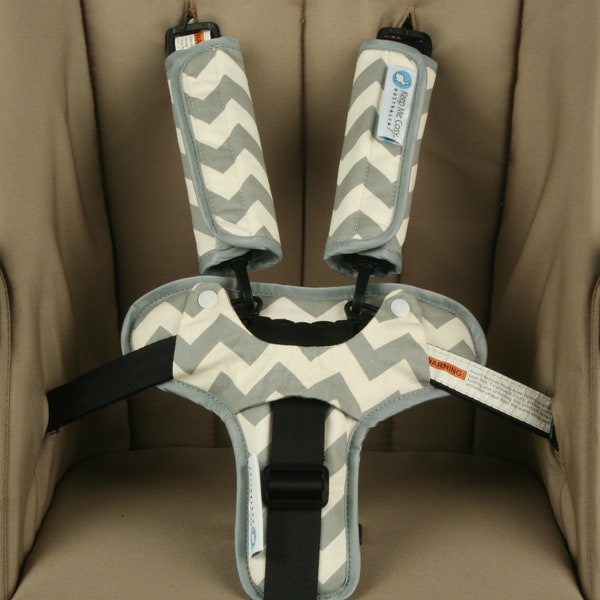 Harness Strap Cover & Schnalle Cosy* für Kinderwagen oder Autositz - Graues Chevron Design by Keep Me Cosy®