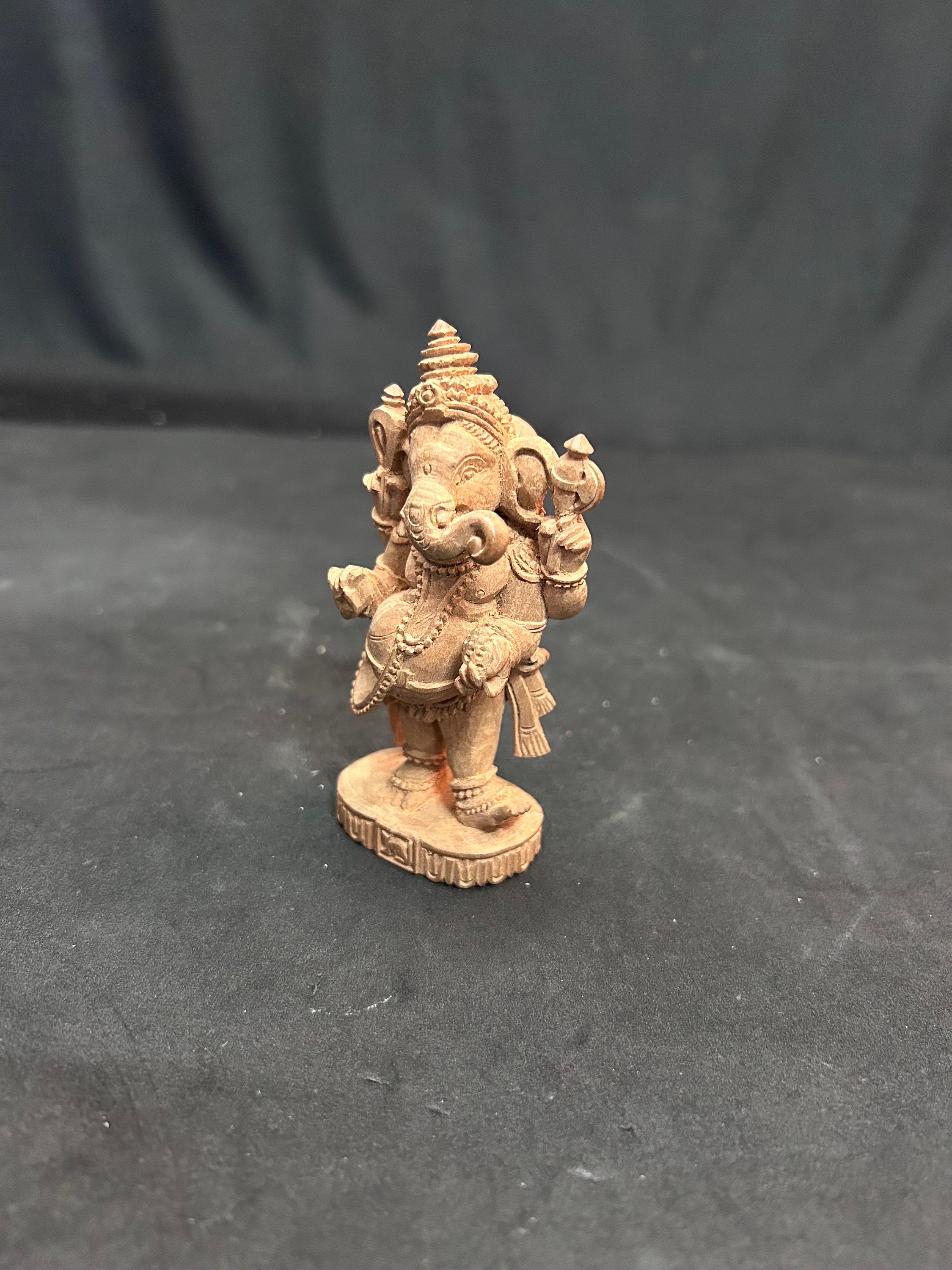 白檀で作られたガネーシャ像 - Etsy 日本
