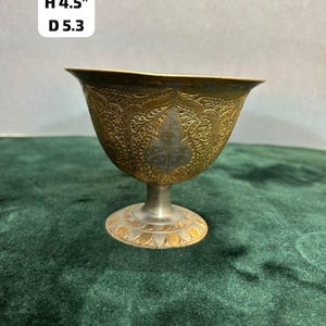 花のモチーフが美しく彫刻された真鍮と銀の聖杯
