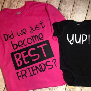 Peut inclure: T-shirt rose et noir avec le texte "Did we just become BEST FRIENDS?" et un body noir avec le texte "yup!"