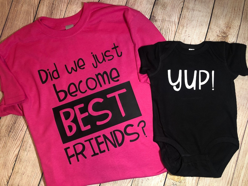 Peut inclure: T-shirt rose et noir avec le texte "Did we just become BEST FRIENDS?" et un body noir avec le texte "yup!"