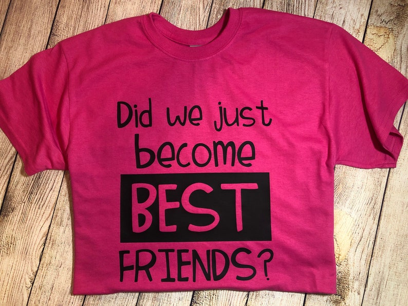 Peut inclure: T-shirt rose avec du texte noir qui dit "Did we just become BEST FRIENDS?"