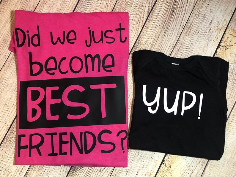 Peut inclure: Deux t-shirts, un rose et un noir, avec le texte "Did we just become BEST FRIENDS?" sur le t-shirt rose et "yup!" sur le t-shirt noir.
