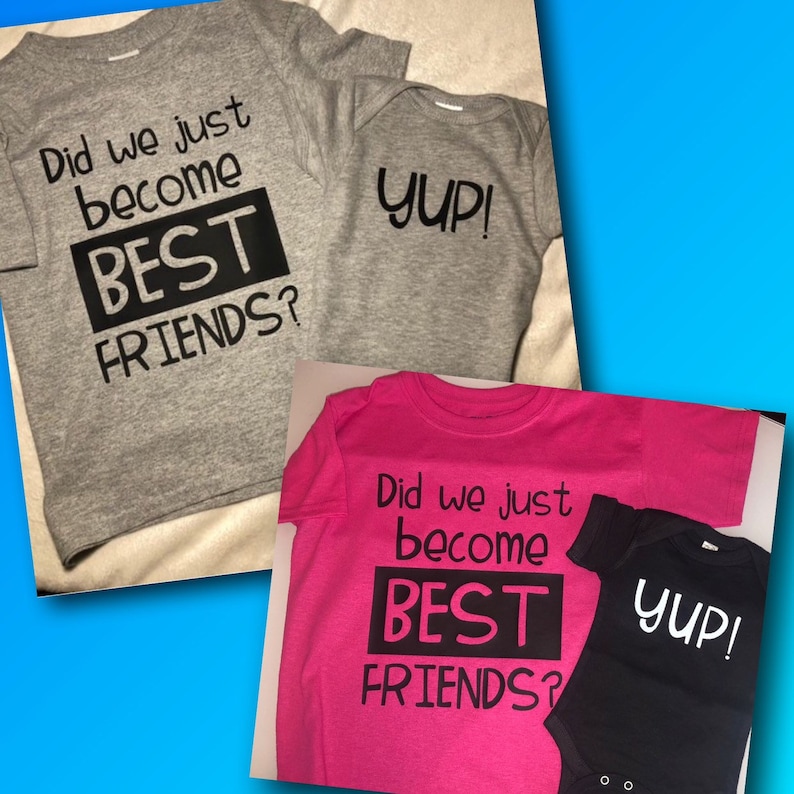 Peut inclure: Deux ensembles de chemises assorties, l'une en gris et l'autre en rose, avec le texte "Did we just become BEST FRIENDS?" et une chemise plus petite avec le texte "YUP!"