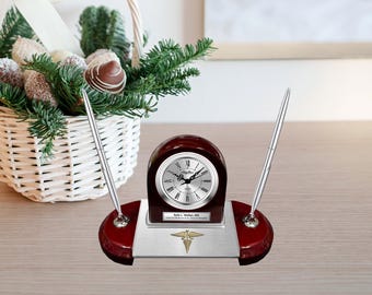 Reloj de escritorio grabado, médico, doctor, medicina, enfermera, regalo de jubilación, placa con nombre, exhibición, juego de bolígrafos con caduceo médico, promoción, premio, enfermería, MD, RN