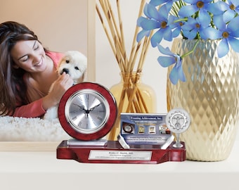 Reloj de escritorio con grabado para ingeniero, soporte para tarjetas de presentación, premio de graduación de la escuela de ingeniería, placa de reconocimiento con nombre, premio para empleados