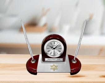 Personalice el premio de reconocimiento al servicio del alguacil, la academia de policías estatales, el regalo de graduación de la escuela, el reloj de escritorio grabado, el juego de bolígrafos y la jubilación