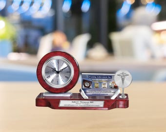 Reloj de escritorio con grabado de caduceo médico, soporte para tarjetas de presentación, regalo de graduación de la escuela de medicina, premio para médicos, reconocimiento a médicos osteópatas